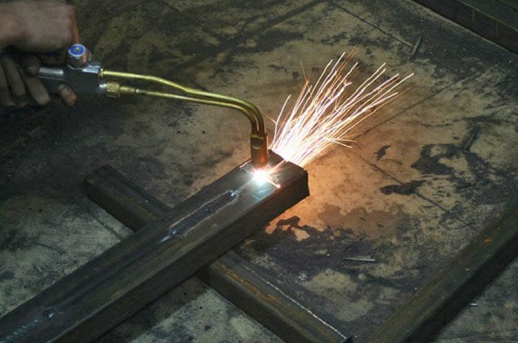 Le soudage au gaz est utilisé principalement dans les installations industrielles et nécessite une expérience dans la conduite de tels travaux du maître Soudage de tubes profilés