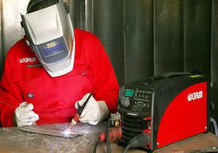 La machine de soudage à onduleur est facile à manipuler et à souder de haute qualité, elle est facile à maîtriser et à un soudeur débutant Soudage de tubes profilés