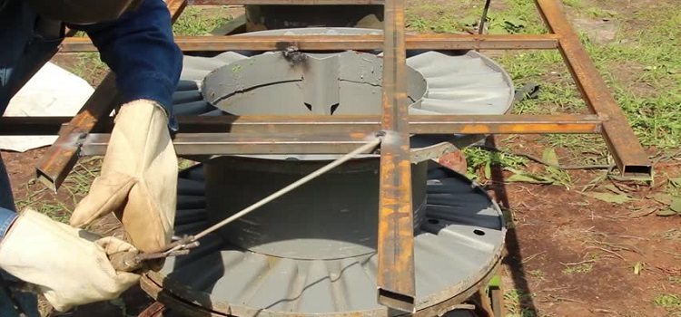 Les tuyaux carrés ou rectangulaires sont connectés par soudage au gaz ou électrique Soudage de tubes profilés