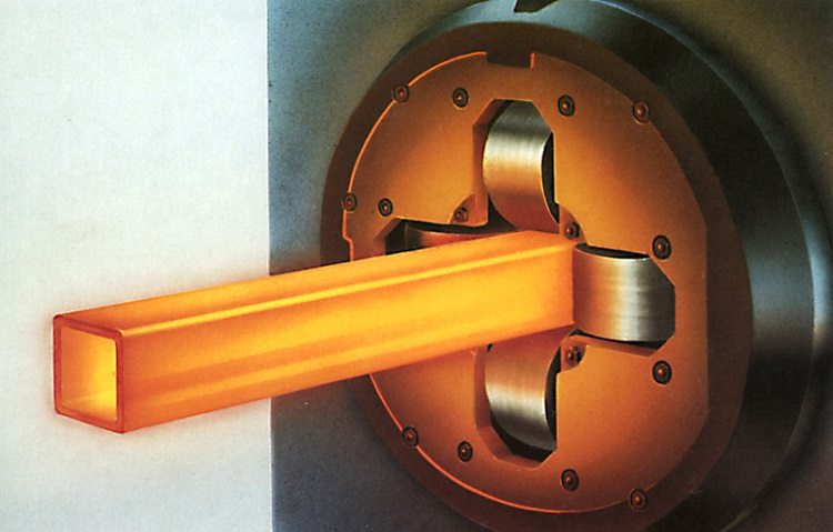 Des tuyaux de différentes formes peuvent être produits par la méthode de la déformation à chaud, lorsque la pièce est un tuyau rond régulier Tube profilé