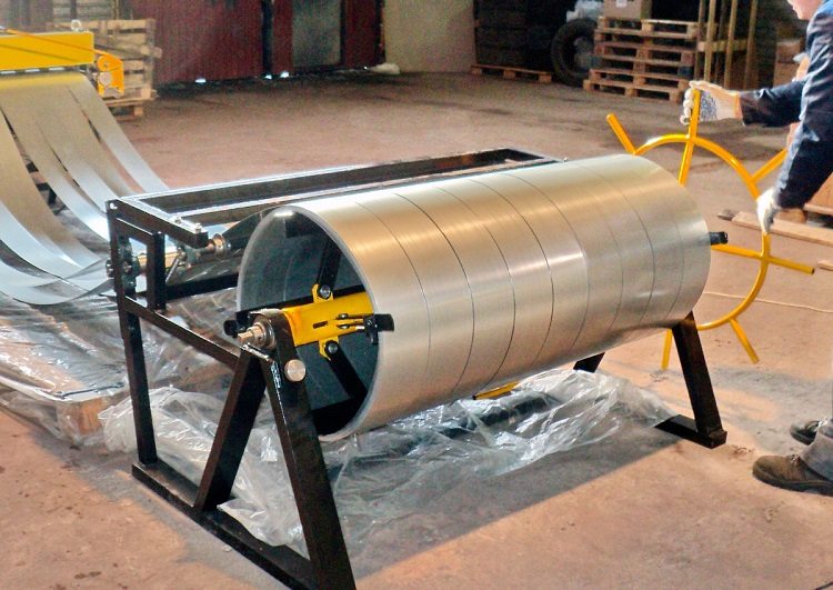 Les types de tuyaux soudés sont fabriqués à partir de bandes d'acier - bande, la taille des futurs produits dépend de la largeur de laquelle Tube profilé