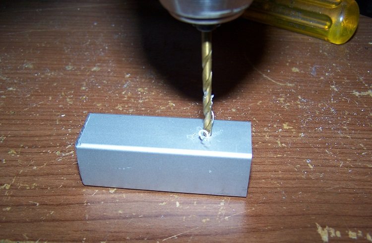 L'aluminium est un métal très doux, donc les tuyaux de celui-ci peuvent facilement être traités avec des outils ménagers simples Tuyau profilé en aluminium
