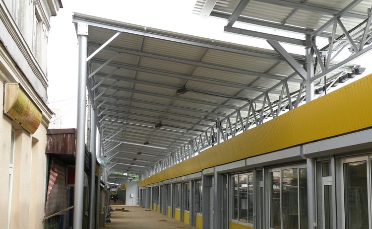 Des tubes carrés en aluminium sont utilisés comme base pour différents types de structures Tuyau profilé en aluminium