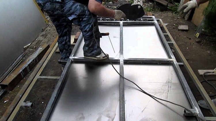 La création de structures à partir de tubes profilés est réalisée à l'aide de la soudure conventionnelle, ce qui vous permet de travailler même à la maison tube en acier profilé