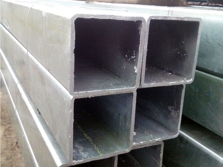 Les tuyaux en acier ont une plus grande résistance que l'aluminium et sont donc souvent utilisés pour supporter des structures tube en acier profilé