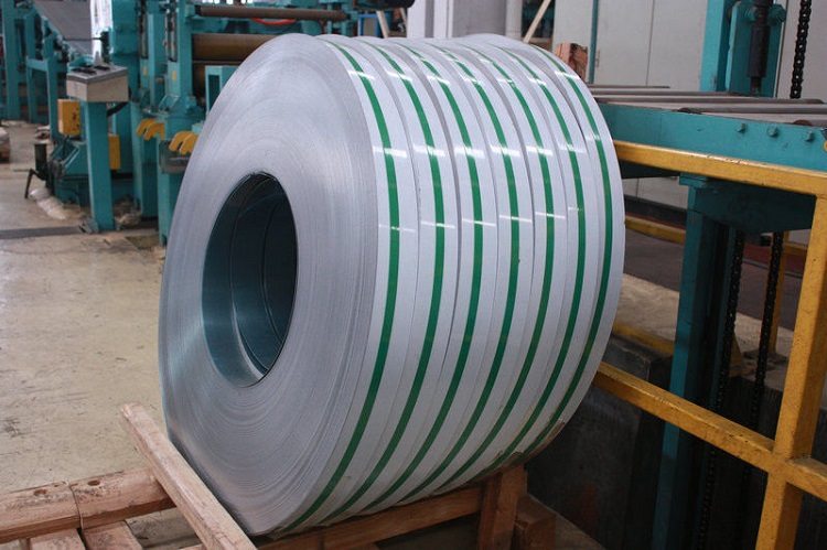Les tubes soudés sont formés de bandes d'acier (bande), les dimensions du futur produit dépendent de la largeur de laquelle tube en acier profilé