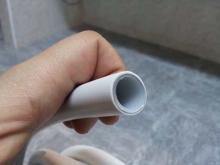 Les tuyaux posés dans le sol doivent avoir une résistance élevée, il est donc préférable de choisir des produits renforcés Tubes de chauffage au sol sous la chape