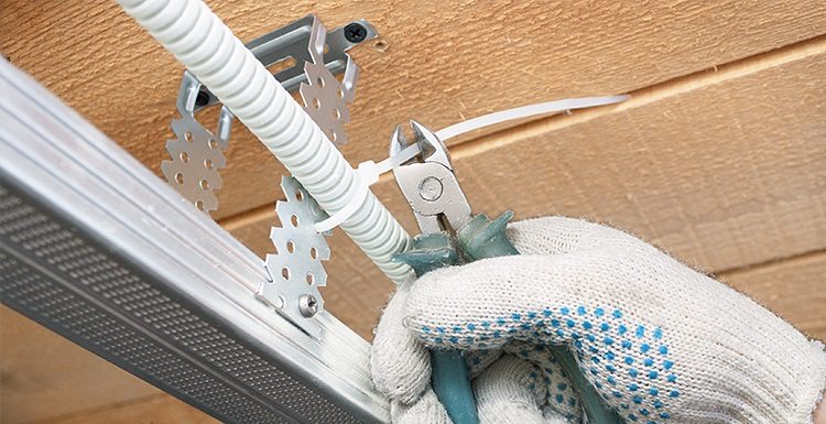 Selon l'emplacement du câblage, l'ondulation peut être fixée avec des clips ou des attaches de câble Tuyaux en PVC pour eaux usées GOST 51613 2000