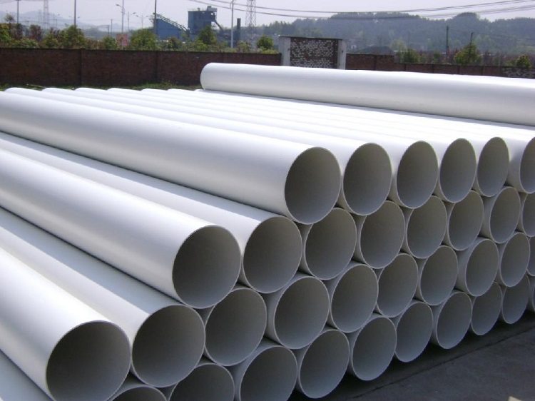 L'un des types de tuyaux d'égout en PVC sont des produits sans prise reliés par des raccords Tuyaux en PVC pour eaux usées GOST 51613 2000