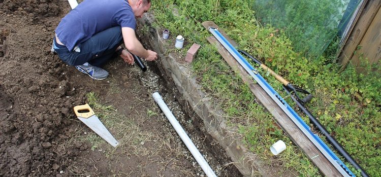 Des tuyaux en PVC sont également utilisés pour fournir de l'eau potable, auquel cas le nouveau pipeline doit être rincé après l'installation Tuyaux en PVC pour eaux usées GOST 51613 2000