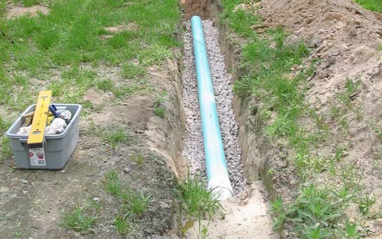 Pour poser le réseau d'égouts externe, vous devez creuser une tranchée et la préparer pour la pose de tuyaux Tuyaux en PVC pour eaux usées GOST 51613 2000