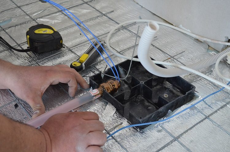 Les ondulations en PVC sont souvent utilisées pour poser le câblage électrique de manière ouverte et le protéger de la pression lors du montage encastré Tuyaux en PVC pour eaux usées GOST 51613 2000