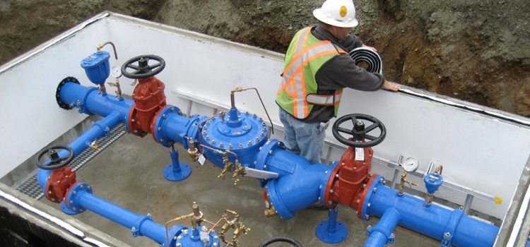 Les robinets-vannes à coin sont utilisés pour couper et fournir le débit de fluide dans les pipelines à diverses fins. Vanne à guillotine