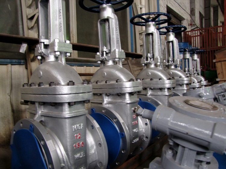 Une grande hauteur de construction est un inconvénient de la vanne, car elle nécessite un grand espace pour l'installation sur une canalisation de type fermée Robinets-vannes en acier