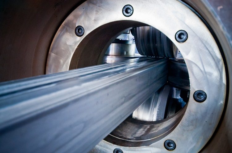Pour la production de tuyaux déformés à froid, une billette froide est passée à travers des rouleaux de moulage Tube profilé GOST