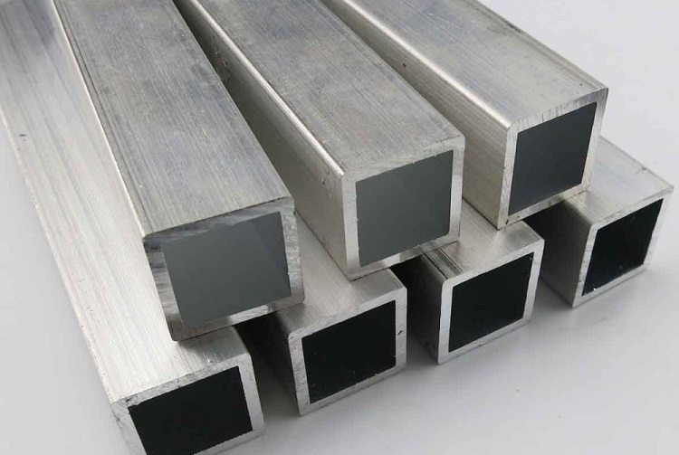 Les tubes en aluminium sont recherchés en raison de leur légèreté et de leur bonne conductivité thermique. Tube profilé GOST