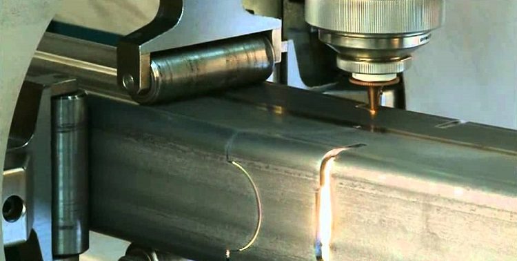 Les tuyaux sans soudure profilés sont formés à l'aide de rouleaux sur un équipement spécial, et les trous nécessaires sont coupés au laser Tubes profilés
