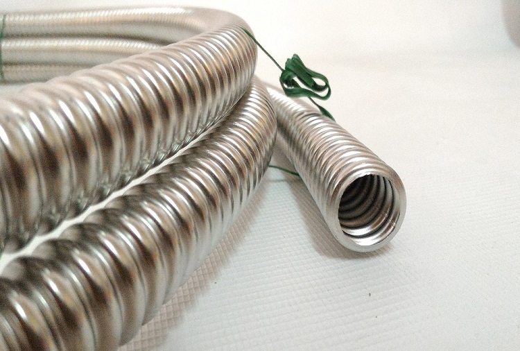 Les tuyaux de petit diamètre conviennent parfaitement au câblage du système à l'intérieur. Tuyau en acier inoxydable ondulé