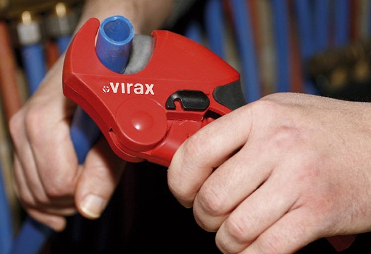 La fiabilité de la connexion dépend en grande partie de l'extrémité du tuyau, donc pour la coupe, vous devez utiliser un outil pointu (de préférence spécial) Pose de tuyaux en polyéthylène réticulé