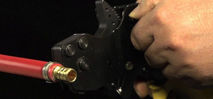 Les tuyaux en polyéthylène réticulé sont montés par des raccords à sertir Pose de tuyaux en polyéthylène réticulé