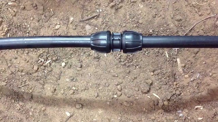 Il n'est pas toujours conseillé de monter des tuyaux de petit diamètre par soudage, il est préférable d'utiliser des raccords à compression Installation de tuyaux en PEHD pour l'alimentation en eau