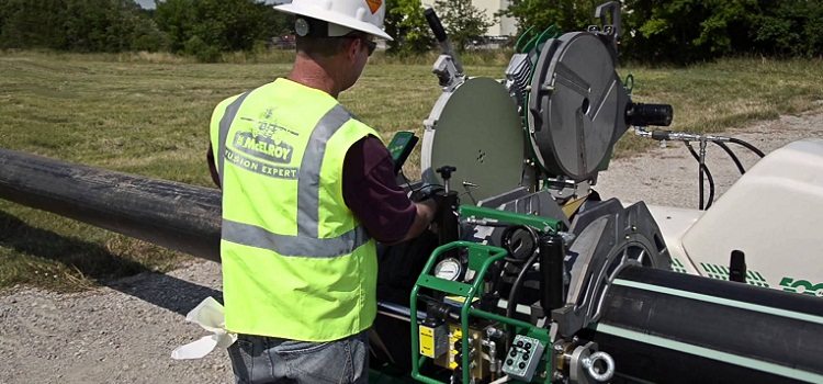 Les tuyaux en polyéthylène basse pression sont montés par soudage bout à bout Installation de tuyaux en PEHD pour l'alimentation en eau