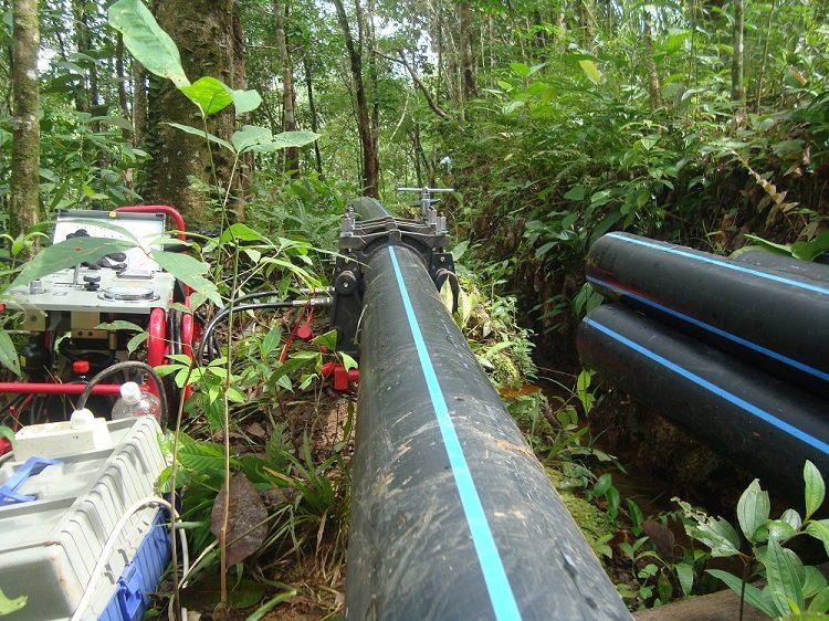 Les qualités et propriétés des tuyaux en PEHD leur permettent d'être posés par des méthodes souterraines et souterraines et d'effectuer des travaux d'installation dans toutes les conditions Tuyau en PEHD