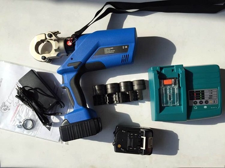 L'outil professionnel peut être équipé d'un entraînement électrique et fonctionner sur batterie Pince à sertir pour tuyaux en plastique