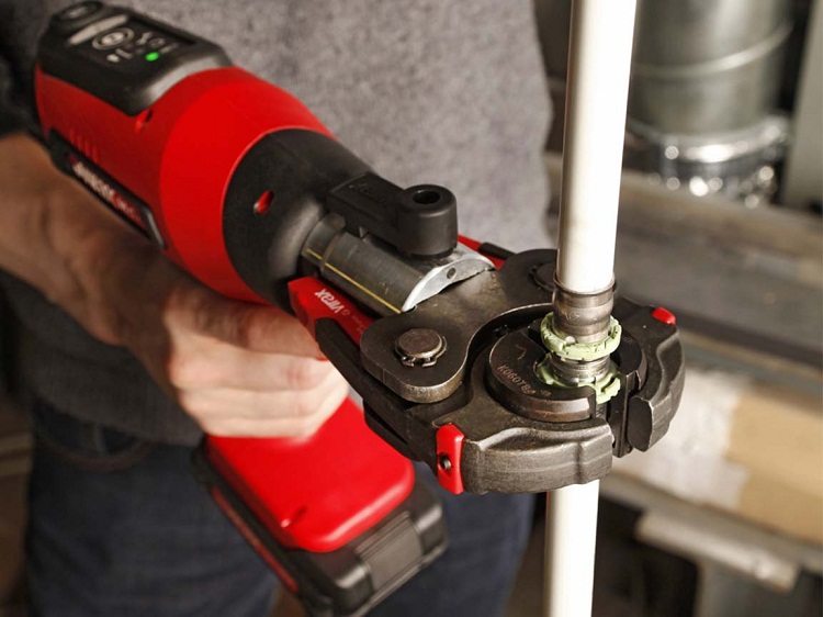 Pour les tuyaux d'un diamètre allant jusqu'à 3,2 cm, une pince avec actionneur hydraulique doit être utilisée. Pince à sertir pour tuyaux en plastique