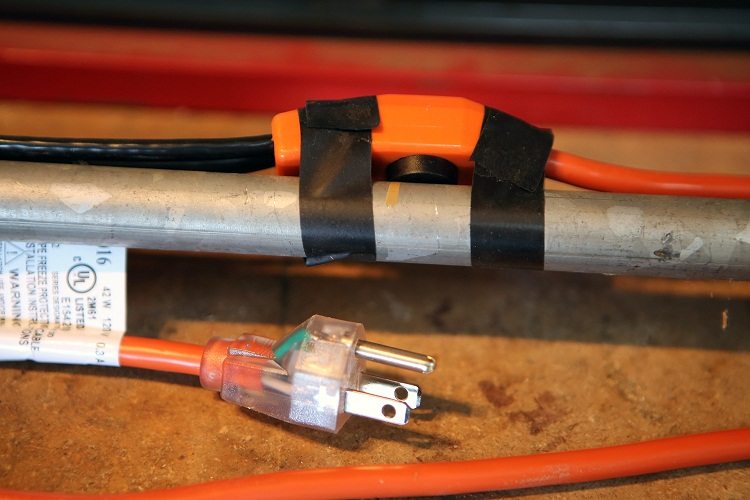 Un câble fabriqué dans des conditions industrielles n'a pas besoin d'être assemblé, il suffit de le fixer sur le pipeline Câble chauffant autorégulateur pour l'alimentation en eau