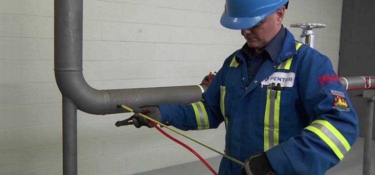 L'installation d'un câble chauffant est une solution efficace au problème du gel de l'approvisionnement en eau en hiver Câble chauffant autorégulateur pour l'alimentation en eau