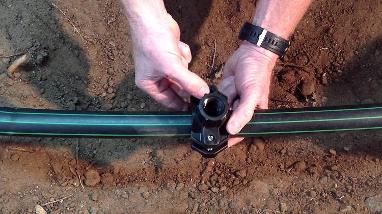 La selle peut être réalisée sous la forme d'une pince fixée par des boulons Selle de tuyau PNE