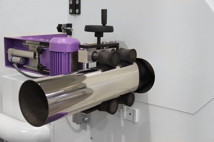 Pour obtenir un brillant de surface semblable à un miroir, le tuyau passe à travers des rouleaux qui le polissent. Tuyau inoxydable poli