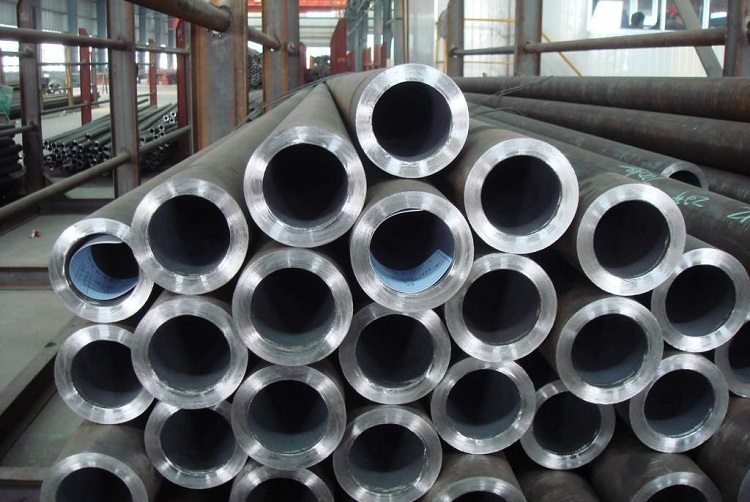 La technologie de production de tubes sans soudure permet d'obtenir des produits à parois particulièrement épaisses Tuyau en acier sans soudure GOST 8732-78