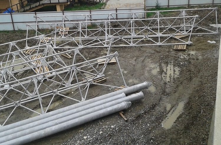 Les tuyaux produits par une technologie sans couture remplissent avec succès la fonction de structures de support et décoratives dans la construction Tuyau en acier sans soudure GOST 8732-78