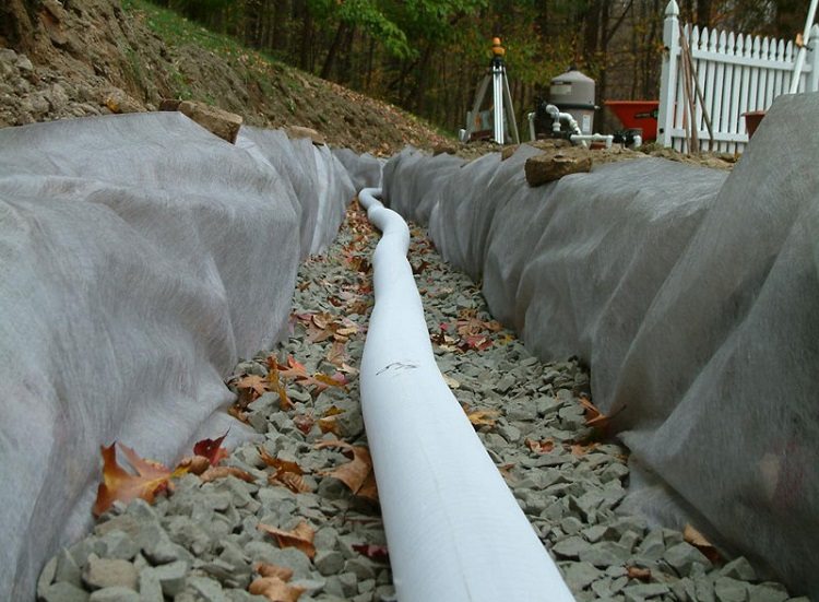 Un point important lors de la pose d'un tuyau de drainage est la pente, dont dépendent les performances du système Tuyaux de drainage