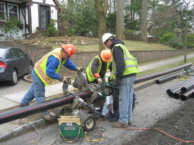 En raison du faible poids des tuyaux en PEHD, les travaux d'installation ne nécessitent pas toujours l'utilisation d'équipements lourds Poids du tuyau PND