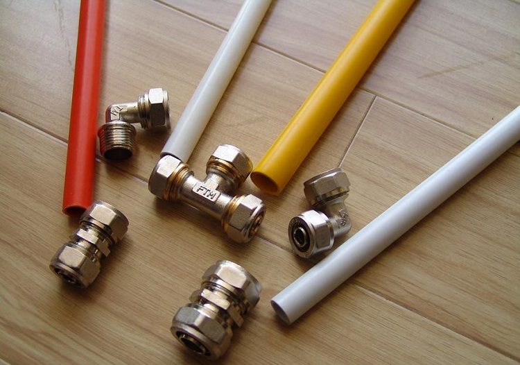 Les tuyaux métalliques doivent être connectés à l'aide de sertissage spécial ou de raccords à sertir Quoi de mieux que les tuyaux métal-plastique ou polypropylène