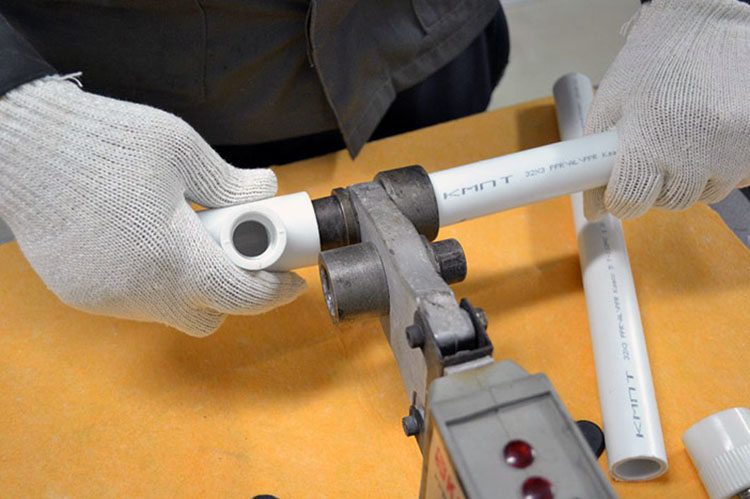 L'installation des tuyaux en PP est effectuée à l'aide d'un fer à souder spécial, qui chauffe les extrémités des pièces Quoi de mieux que les tuyaux métal-plastique ou polypropylène