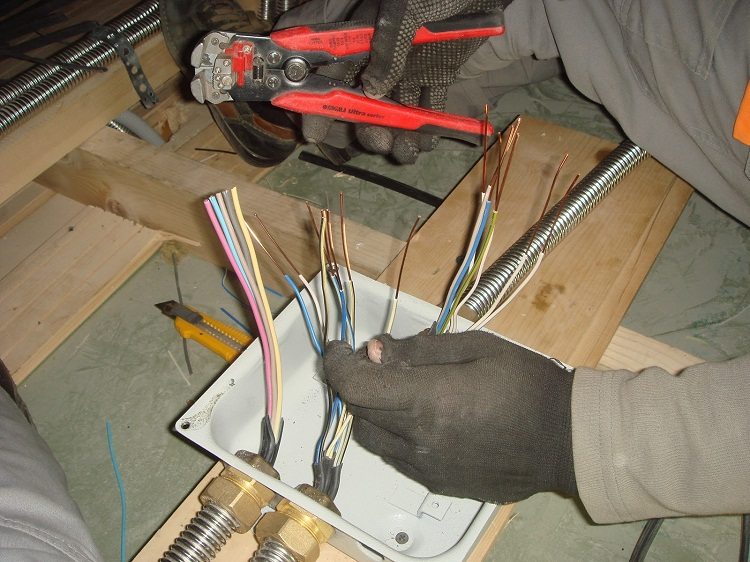 En plaçant les câbles électriques dans une ondulation en acier, vous pouvez protéger le câblage de manière fiable contre l'humidité, les rongeurs et les dommages mécaniques accidentels Tuyau en acier inoxydable ondulé