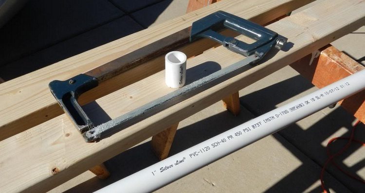 Vous pouvez couper le tuyau à la longueur souhaitée avec une scie à métaux ordinaire Comment faire un arc à partir d'un tuyau en PVC