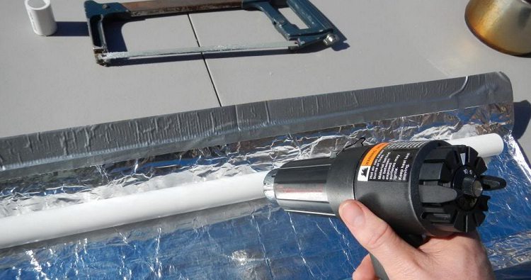 Pour former un coude, le tuyau doit être chauffé, pour cela, vous pouvez utiliser un sèche-cheveux de bâtiment Comment faire un arc à partir d'un tuyau en PVC