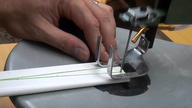 Pour attacher la corde d'arc sur les bords de la pièce, découpez des rainures ou faites des trous Comment faire un arc à partir d'un tuyau en PVC