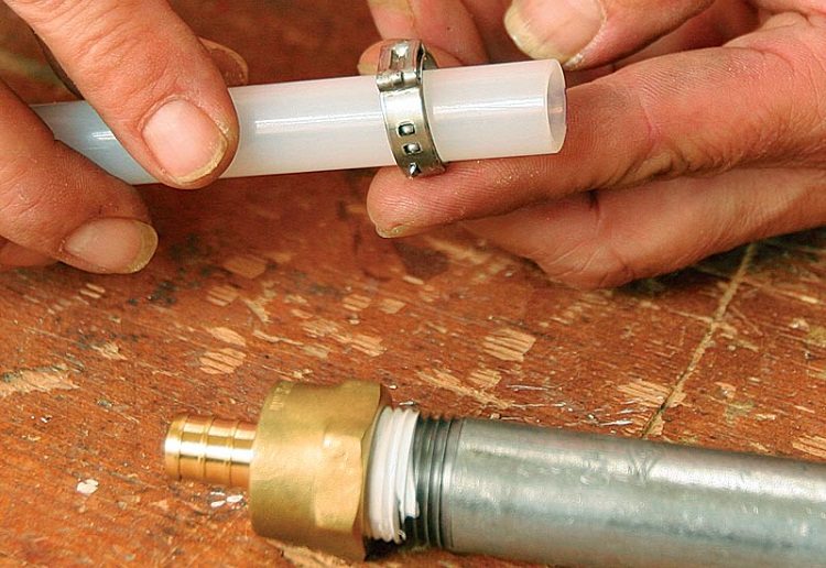 Le manchon fileté est sélectionné en fonction du type de tuyau en plastique - pour le soudage, avec connexion à sertir ou à compression Comment connecter un tuyau en plastique avec un métal