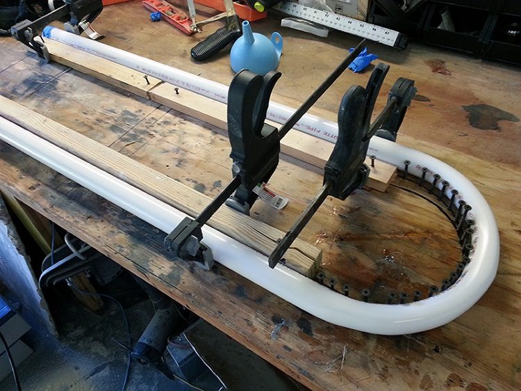 Comme modèle pour le pliage, vous pouvez utiliser des clous ou des vis placés en demi-cercle sur la planche Comment redresser un tuyau en PEHD