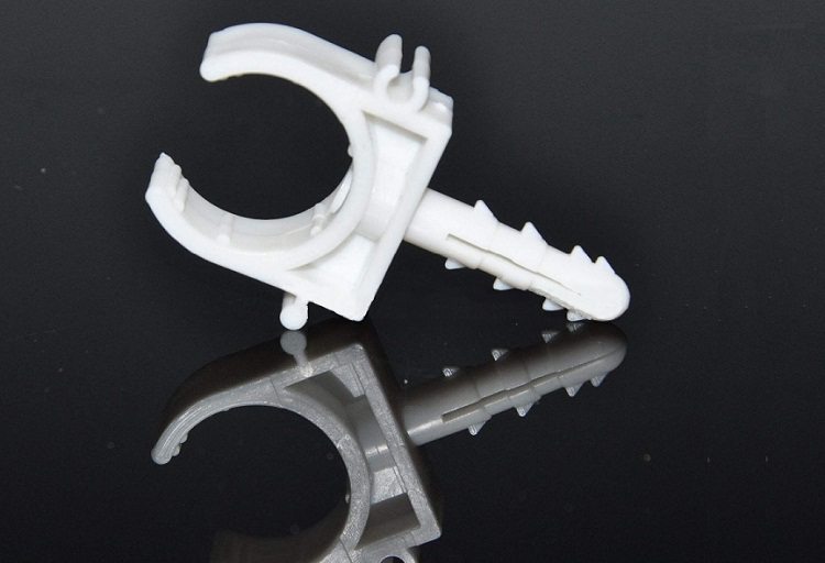 Les clips pour tuyaux sont fixés aux murs à l'aide de chevilles ordinaires Support de tuyau en PVC