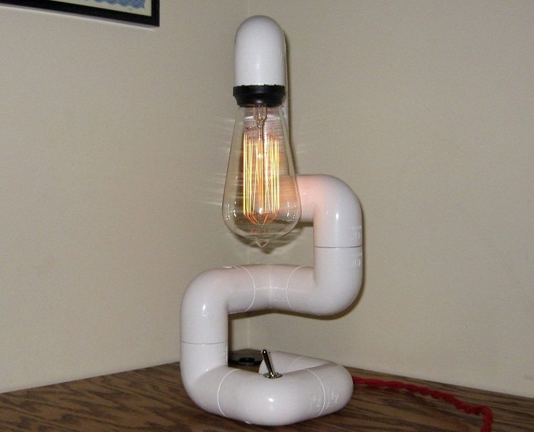 La lampe originale faite de tuyaux en plastique complétera l'intérieur Artisanat à partir de tuyaux en PVC