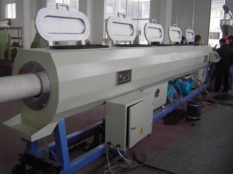 La plupart des types de tuyaux en plastique sont fabriqués à l'aide d'une extrudeuse. Tuyau en PVC