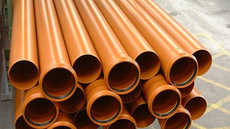 Les tuyaux en PVC ont des caractéristiques de haute résistance et rivalisent avec succès avec l'acier et la fonte Tuyau rouge d'égout