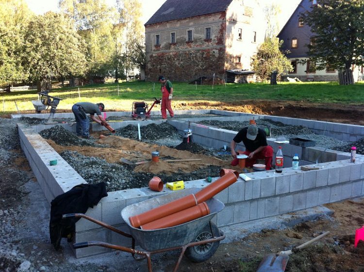 Les tuyaux de couleur gingembre peuvent fonctionner efficacement sous de lourdes charges, de sorte qu'ils peuvent être posés sous terre sans protection supplémentaire. Tuyau rouge d'égout